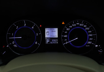 Подержанный автомобиль Infiniti QX70 2013 года (18 фото)