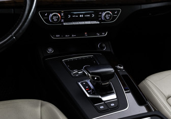 Подержанный автомобиль Audi Q5 2017 года (16 фото)