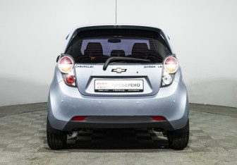 Подержанный автомобиль Chevrolet Spark 2011 года (6 фото)