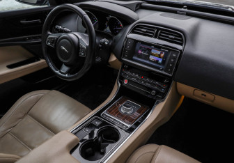 Подержанный автомобиль Jaguar XE 2015 года (9 фото)
