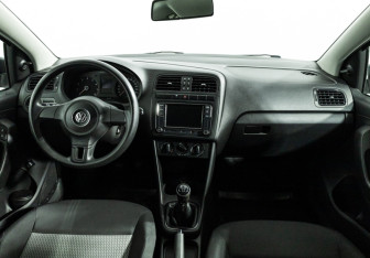 Подержанный автомобиль Volkswagen Polo Sedan 2012 года (13 фото)
