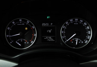 Подержанный автомобиль Skoda Octavia Liftback 2011 года (12 фото)