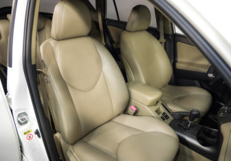 Подержанный автомобиль Toyota RAV4 2011 года (20 фото)