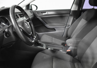 Подержанный автомобиль Volkswagen Golf Hatchback 2013 года (10 фото)