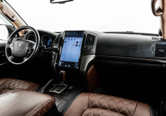 Подержанный автомобиль Toyota Land Cruiser Suv 2011 года (10 фото)