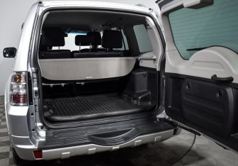 Подержанный автомобиль Mitsubishi Pajero 2011 года (23 фото)