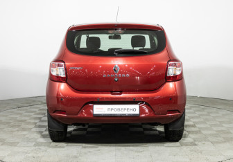 Подержанный автомобиль Renault Sandero 2015 года (6 фото)