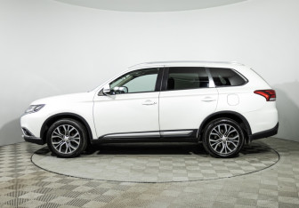Подержанный автомобиль Mitsubishi Outlander 2018 года (8 фото)