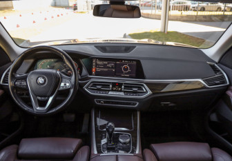 Подержанный автомобиль BMW X5 2021 года (10 фото)