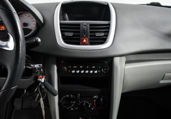 Подержанный автомобиль Peugeot 207 Hatchback 2008 года (16 фото)