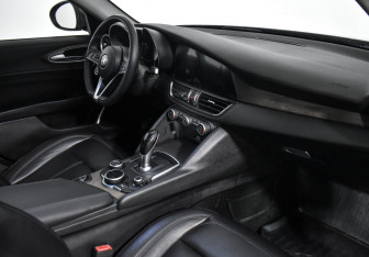Подержанный автомобиль Alfa Romeo Giulia 2018 года (14 фото)