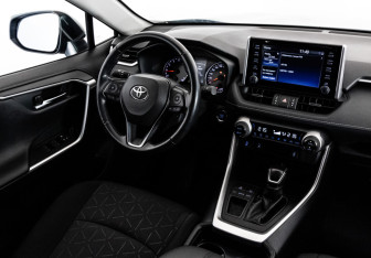 Подержанный автомобиль Toyota RAV4 2020 года (18 фото)