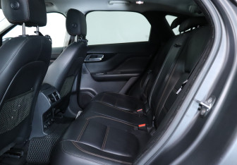 Подержанный автомобиль Jaguar F-Pace 2016 года (26 фото)