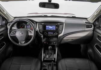 Подержанный автомобиль Mitsubishi L200 2015 года (10 фото)