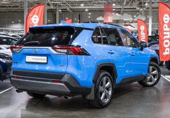 Подержанный автомобиль Toyota RAV4 2020 года (4 фото)