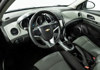 Подержанный автомобиль Chevrolet Cruze Hatchback 2013 года (11 фото)