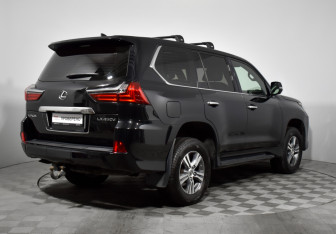 Подержанный автомобиль Lexus LX 2017 года (5 фото)