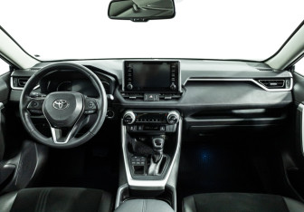 Подержанный автомобиль Toyota RAV4 2021 года (13 фото)