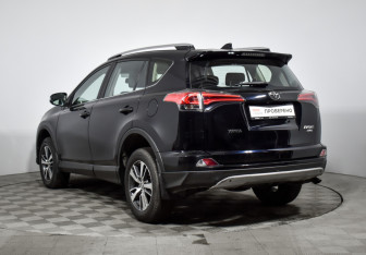 Подержанный автомобиль Toyota RAV4 2017 года (7 фото)