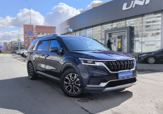 Подержанный автомобиль Kia Carnival 2021 года (3 фото)