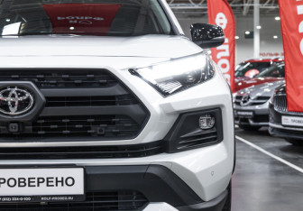 Подержанный автомобиль Toyota RAV4 2023 года (5 фото)