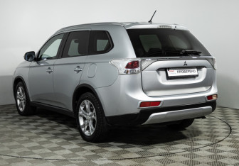 Подержанный автомобиль Mitsubishi Outlander 2014 года (7 фото)