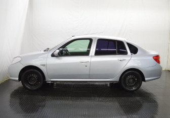 Подержанный автомобиль Renault Symbol 2008 года (8 фото)