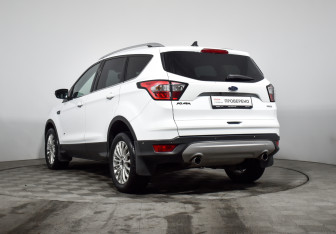 Подержанный автомобиль Ford Kuga 2016 года (7 фото)