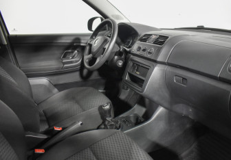 Подержанный автомобиль Skoda Fabia Hatchback 2013 года (12 фото)