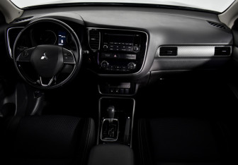 Подержанный автомобиль Mitsubishi Outlander 2017 года (14 фото)