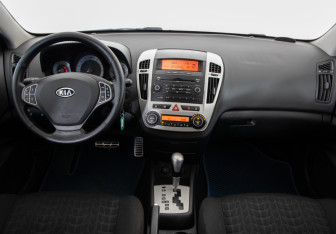 Подержанный автомобиль Kia Ceed Hatchback 2009 года (9 фото)