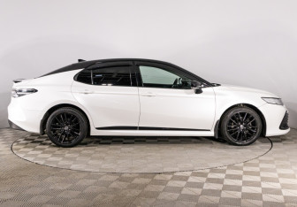 Подержанный автомобиль Toyota Camry Sedan 2021 года (8 фото)