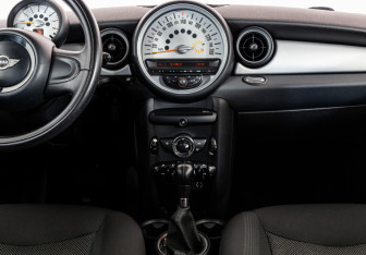 Подержанный автомобиль MINI Hatch 2011 года (11 фото)