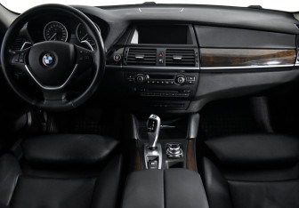 Подержанный автомобиль BMW X6 2013 года (15 фото)