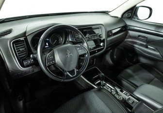 Подержанный автомобиль Mitsubishi Outlander 2021 года (11 фото)