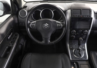 Подержанный автомобиль Suzuki Grand Vitara 2011 года (10 фото)