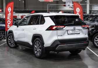 Подержанный автомобиль Toyota RAV4 2022 года (11 фото)