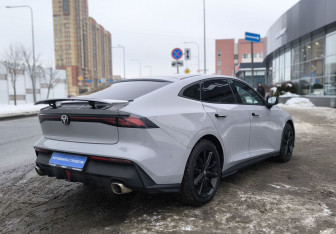 Подержанный автомобиль Changan UNI-V 2023 года (4 фото)