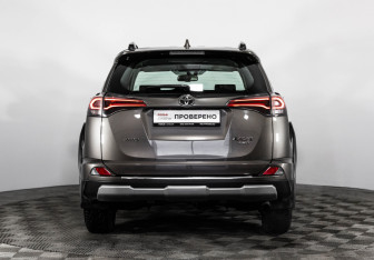 Подержанный автомобиль Toyota RAV4 2018 года (7 фото)