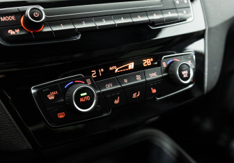 Подержанный автомобиль BMW X1 2015 года (17 фото)