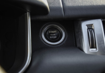 Подержанный автомобиль Land Rover Range Rover Sport 2015 года (16 фото)