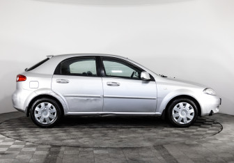 Подержанный автомобиль Chevrolet Lacetti Hatchback 2011 года (4 фото)