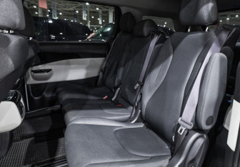 Подержанный автомобиль Kia Carnival 2021 года (12 фото)