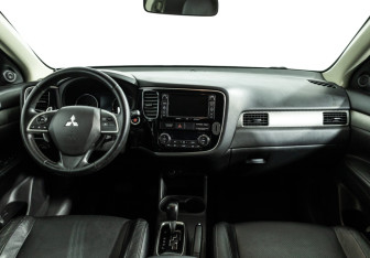 Подержанный автомобиль Mitsubishi Outlander 2013 года (13 фото)