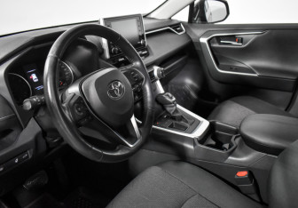 Подержанный автомобиль Toyota RAV4 2019 года (9 фото)