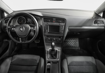 Подержанный автомобиль Volkswagen Golf Hatchback 2013 года (10 фото)