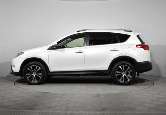 Подержанный автомобиль Toyota RAV4 2015 года (7 фото)