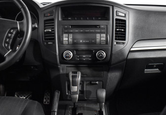 Подержанный автомобиль Mitsubishi Pajero 2013 года (8 фото)