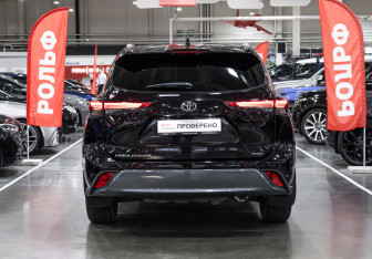 Подержанный автомобиль Toyota Highlander 2021 года (9 фото)