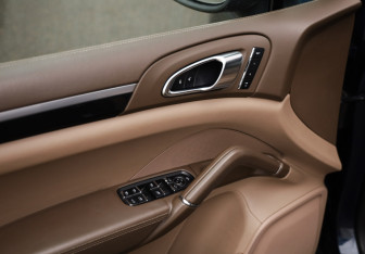 Подержанный автомобиль Porsche Cayenne 2013 года (19 фото)